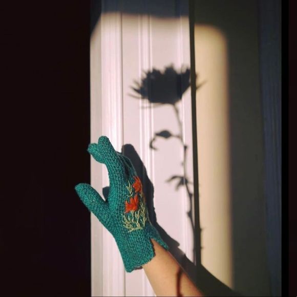 Wool Gloves with Embroidered Garden Design in Green 🌷✨✨✨ - Picture 2 of 2